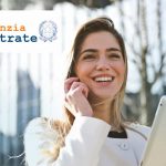 ragazza che esulta al telefono
