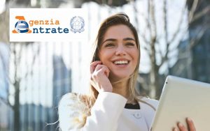 ragazza che esulta al telefono