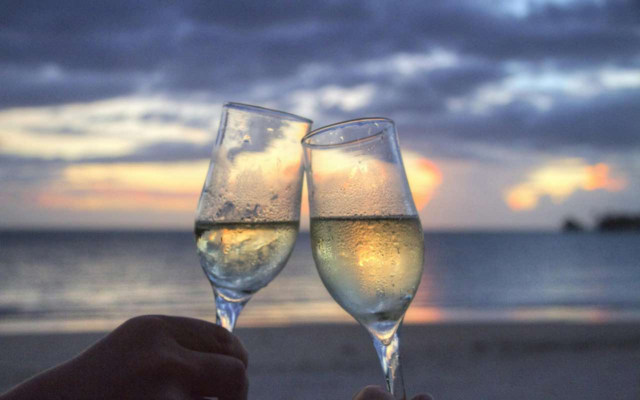 due bicchieri di spumante al tramonto