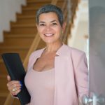 agente immobiliare che sorride