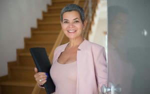 agente immobiliare che sorride