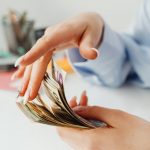 banconote nelle mani