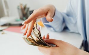 banconote nelle mani