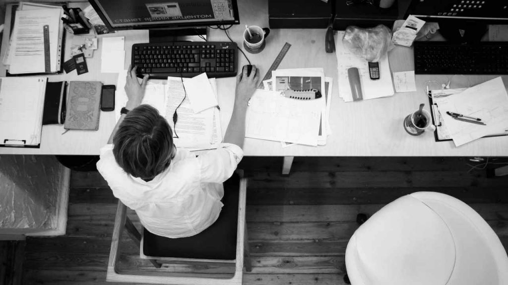 Straordinari a lavoro (pexels.com) - circuitolavoro.it
