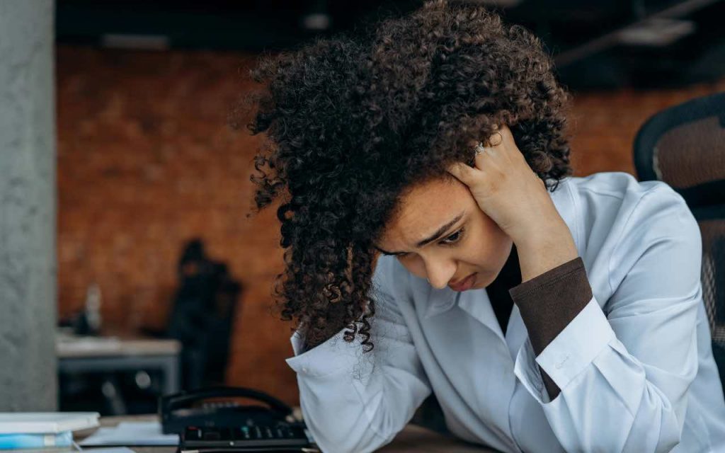 ragazza disperata con le mani tra i capelli