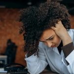 ragazza disperata con le mani tra i capelli