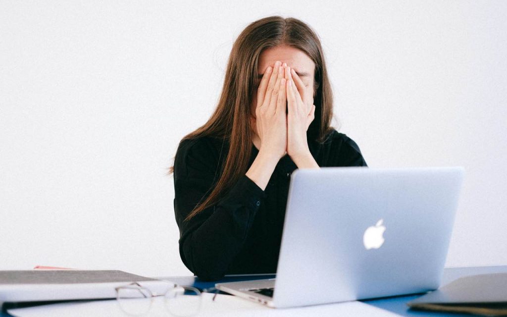 ragazza disperata al pc