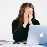 ragazza disperata al pc