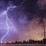 fulmine nel cielo e temporale in arrivo