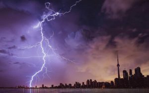 fulmine nel cielo e temporale in arrivo