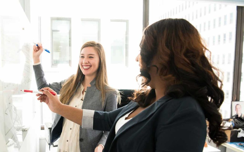 ragazze che lavorano alla lavagna