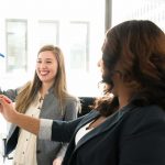ragazze che lavorano alla lavagna