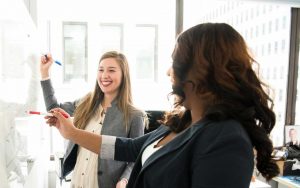 ragazze che lavorano alla lavagna