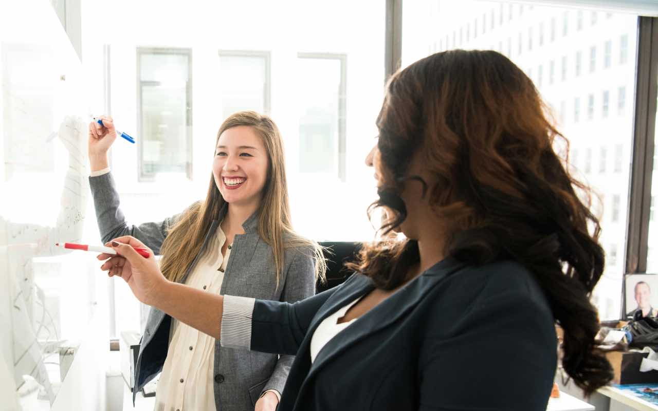 ragazze che lavorano alla lavagna