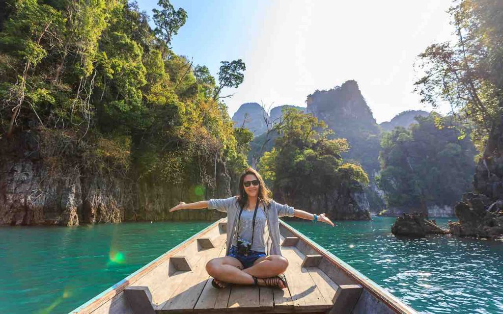 ragazza su una barca