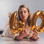 donna che festeggia con palloncini a forma di numero 40