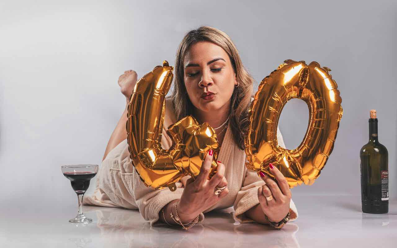 donna che festeggia con palloncini a forma di numero 40