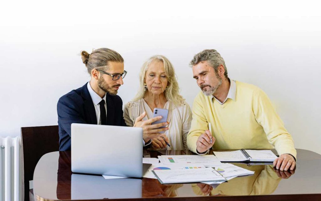 consulente con due anziani