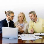 consulente con due anziani