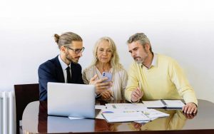 consulente con due anziani