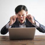 uomo stupito di fronte al pc