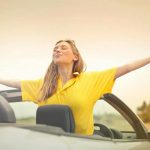 ragazza in auto che prende il vento