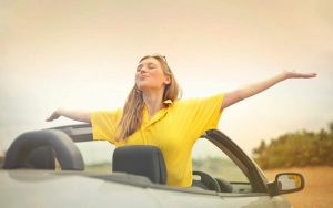 ragazza in auto che prende il vento