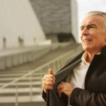 uomo preoccupato che mette le mani in tasca