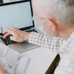 anziano che controlla i suoi dati al pc