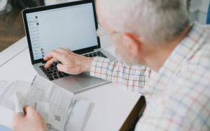 anziano che controlla i suoi dati al pc