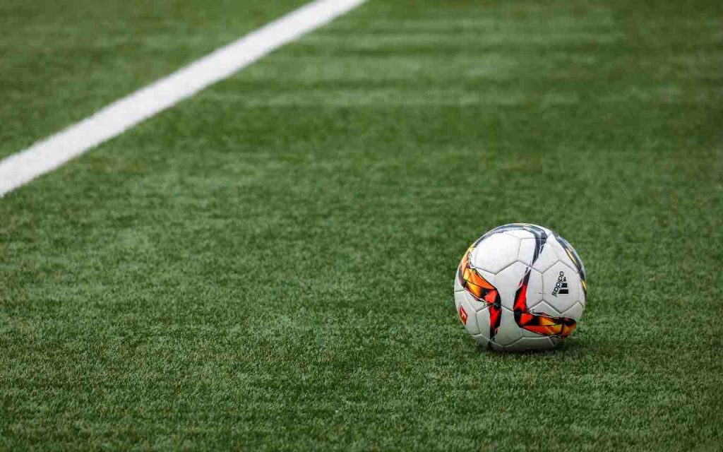 pallone da calcio in mezzo al campo