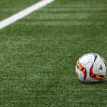 pallone da calcio in mezzo al campo