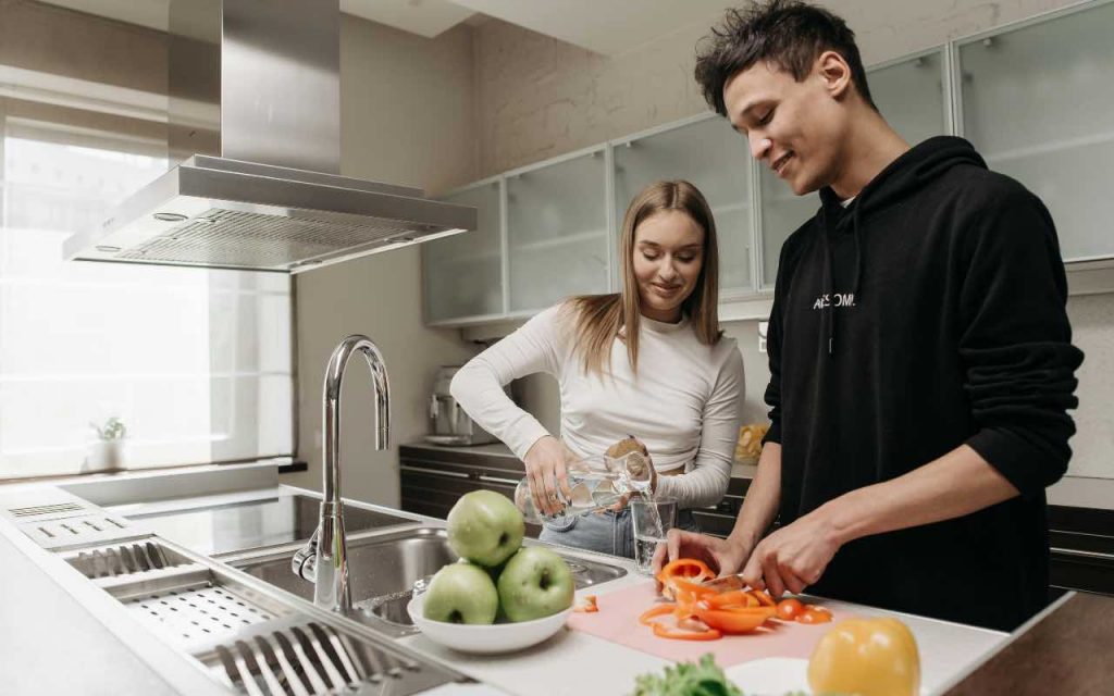 ragazzi in una cucina pulita