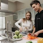 ragazzi in una cucina pulita