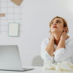 donna pensierosa davanti al pc