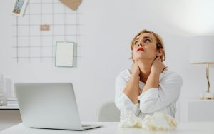 donna pensierosa davanti al pc