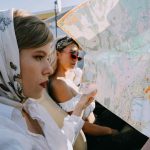 donna che guarda una cartina in auto