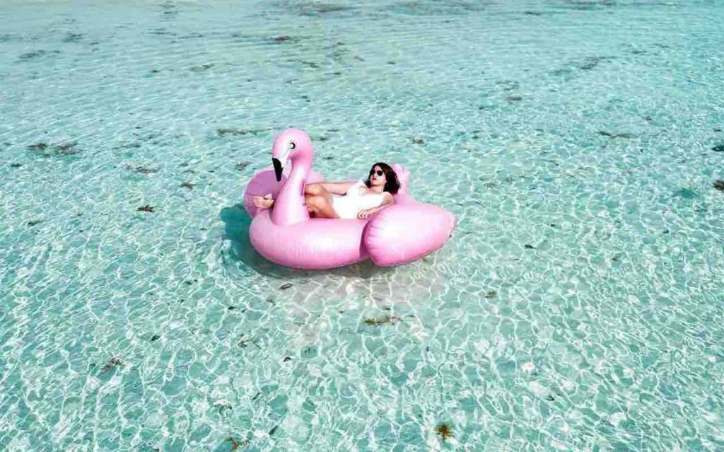 ragazza su un gonfiabile in acqua