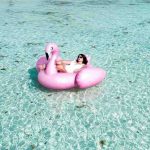 ragazza su un gonfiabile in acqua