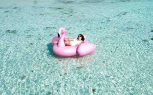 ragazza su un gonfiabile in acqua