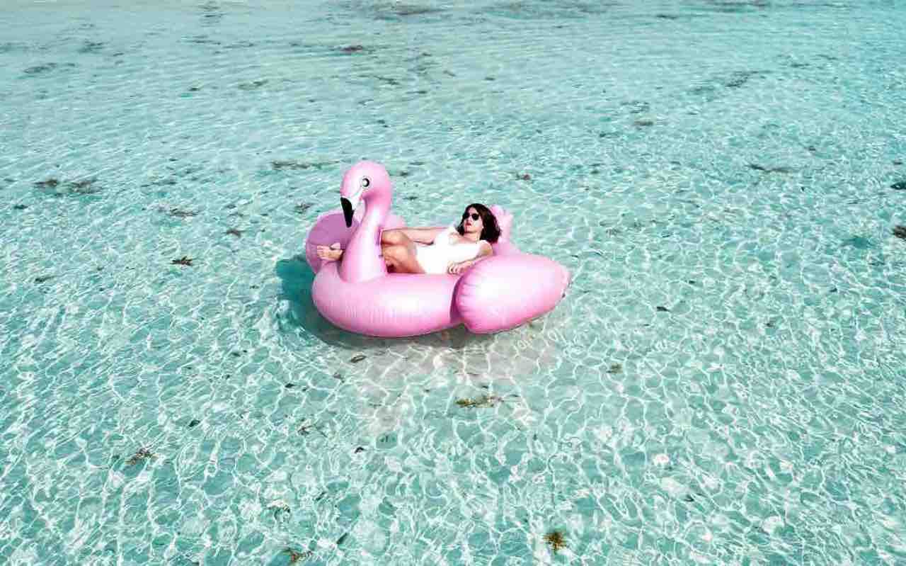 ragazza su un gonfiabile in acqua