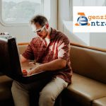 uomo con denaro nella valigetta