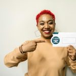 ragazza che indica una busta