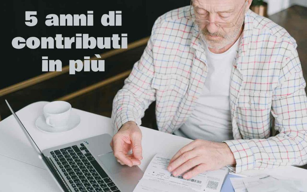 anziano che guarda i documenti al pc