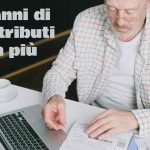 anziano che guarda i documenti al pc