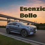 auto che sfreccia al tramonto