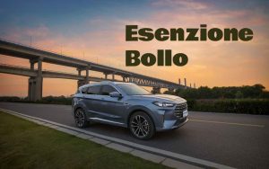 auto che sfreccia al tramonto