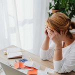 donna disperata con le mani sulla fronte