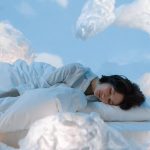 donna che dorme tra le nuvole