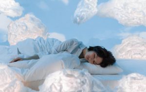 donna che dorme tra le nuvole
